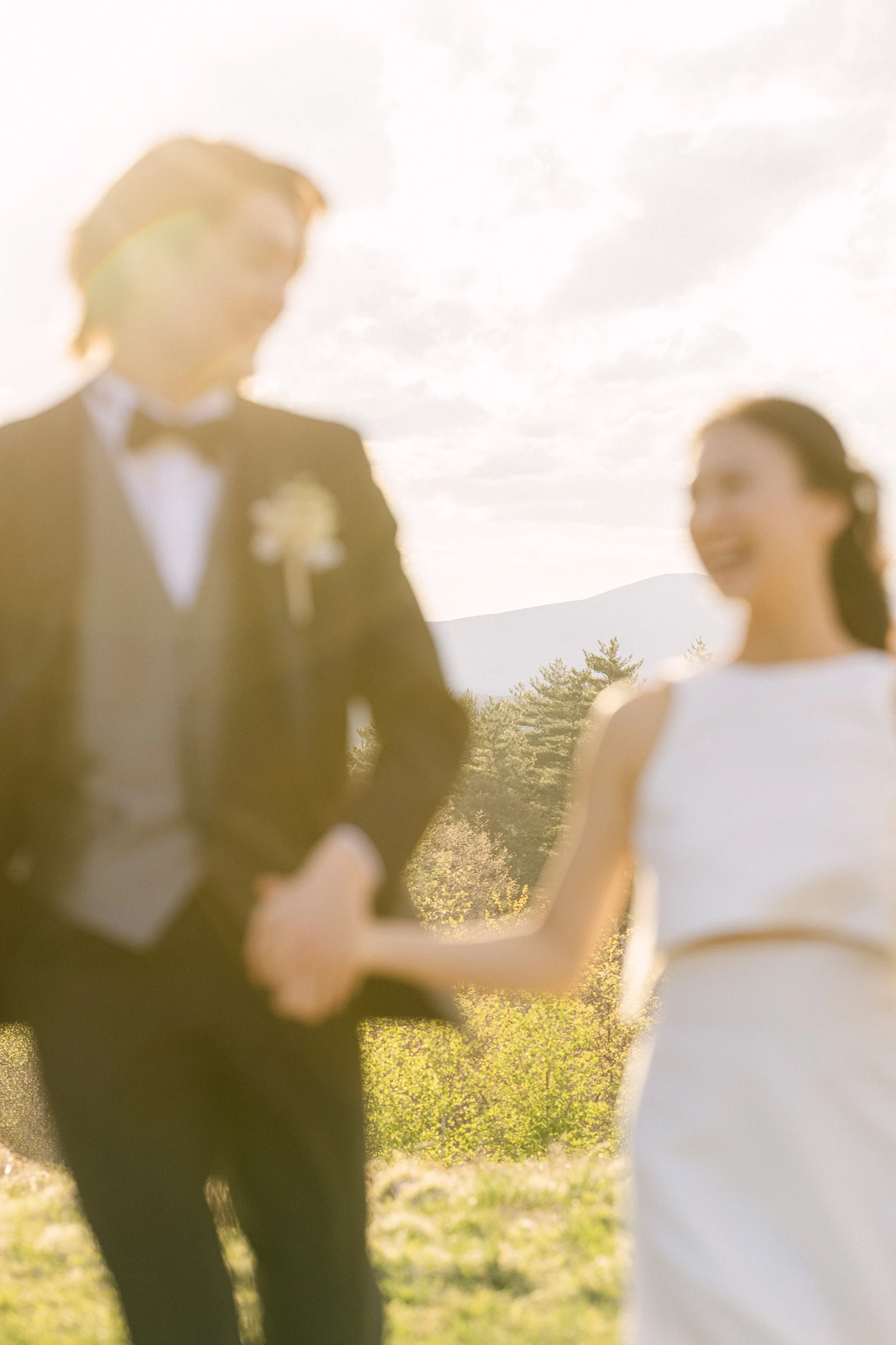 写真：洋装 山岳の麓