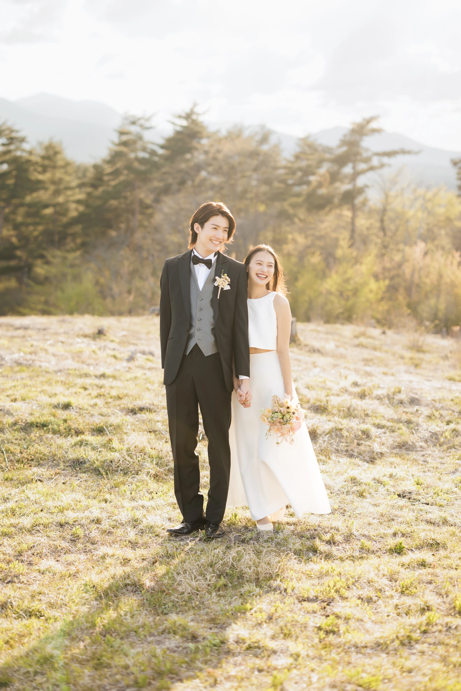 写真：洋装 山岳の麓