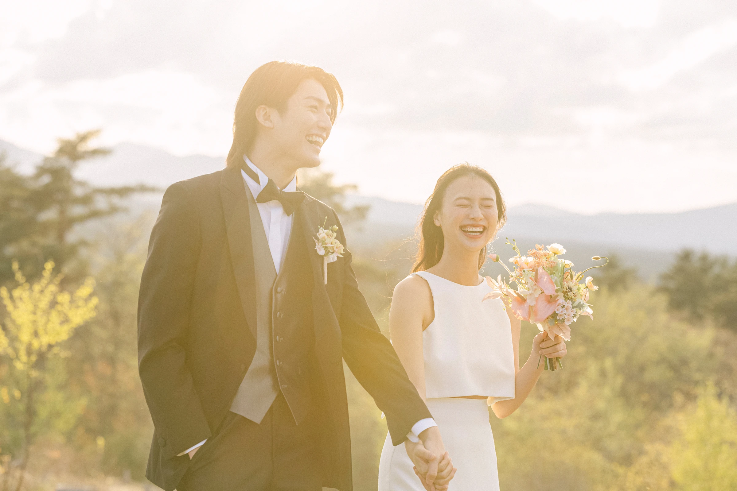 写真：洋装 山岳の麓