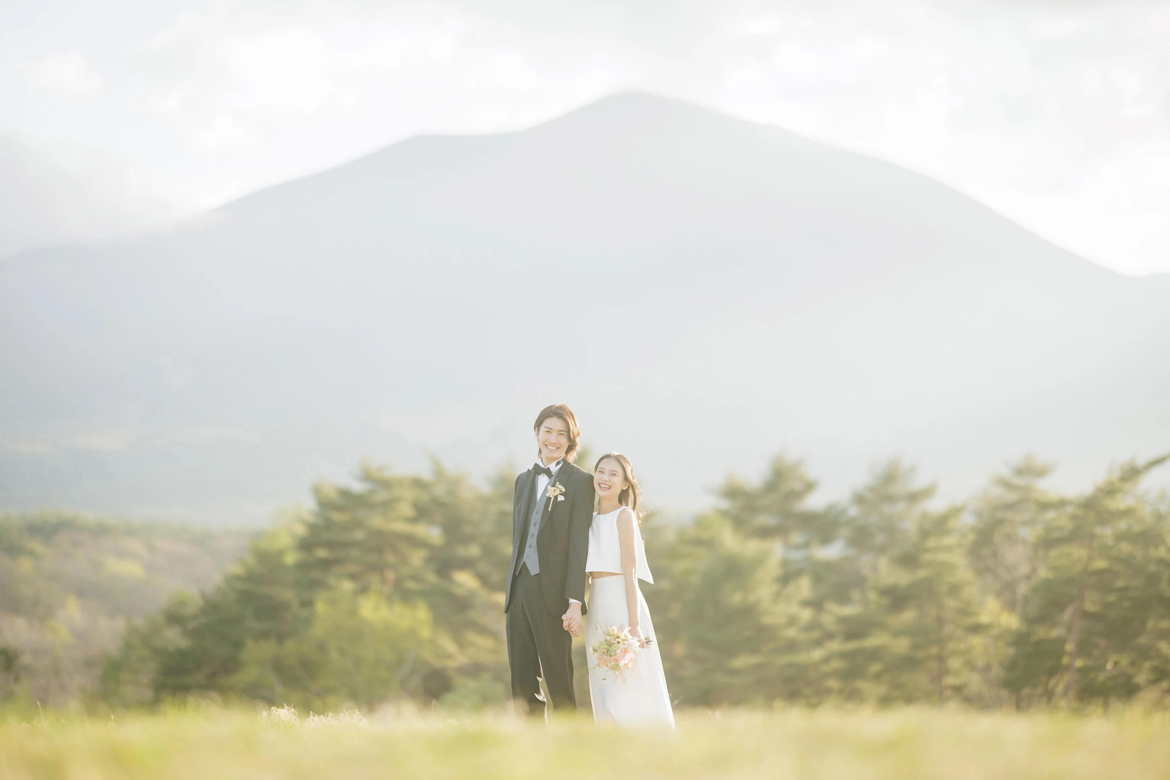 写真：洋装 山岳の麓