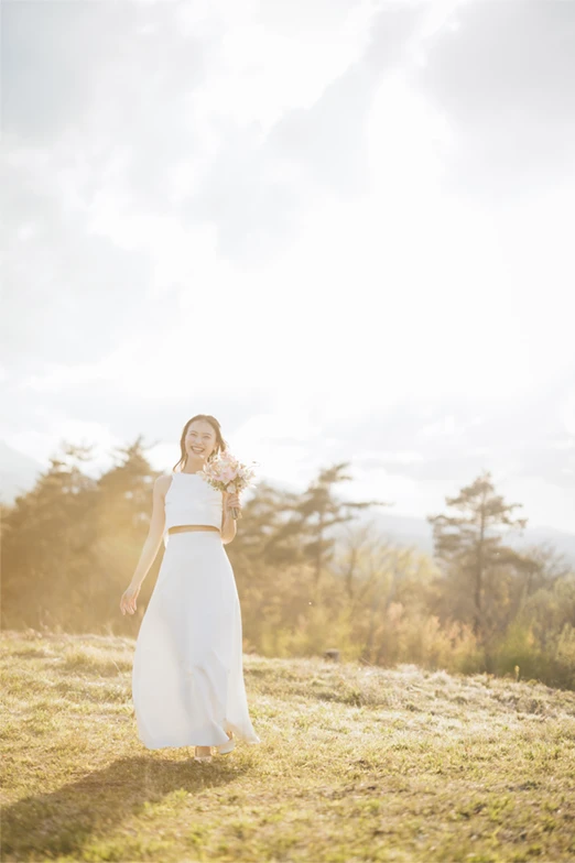 写真：洋装 山岳の麓