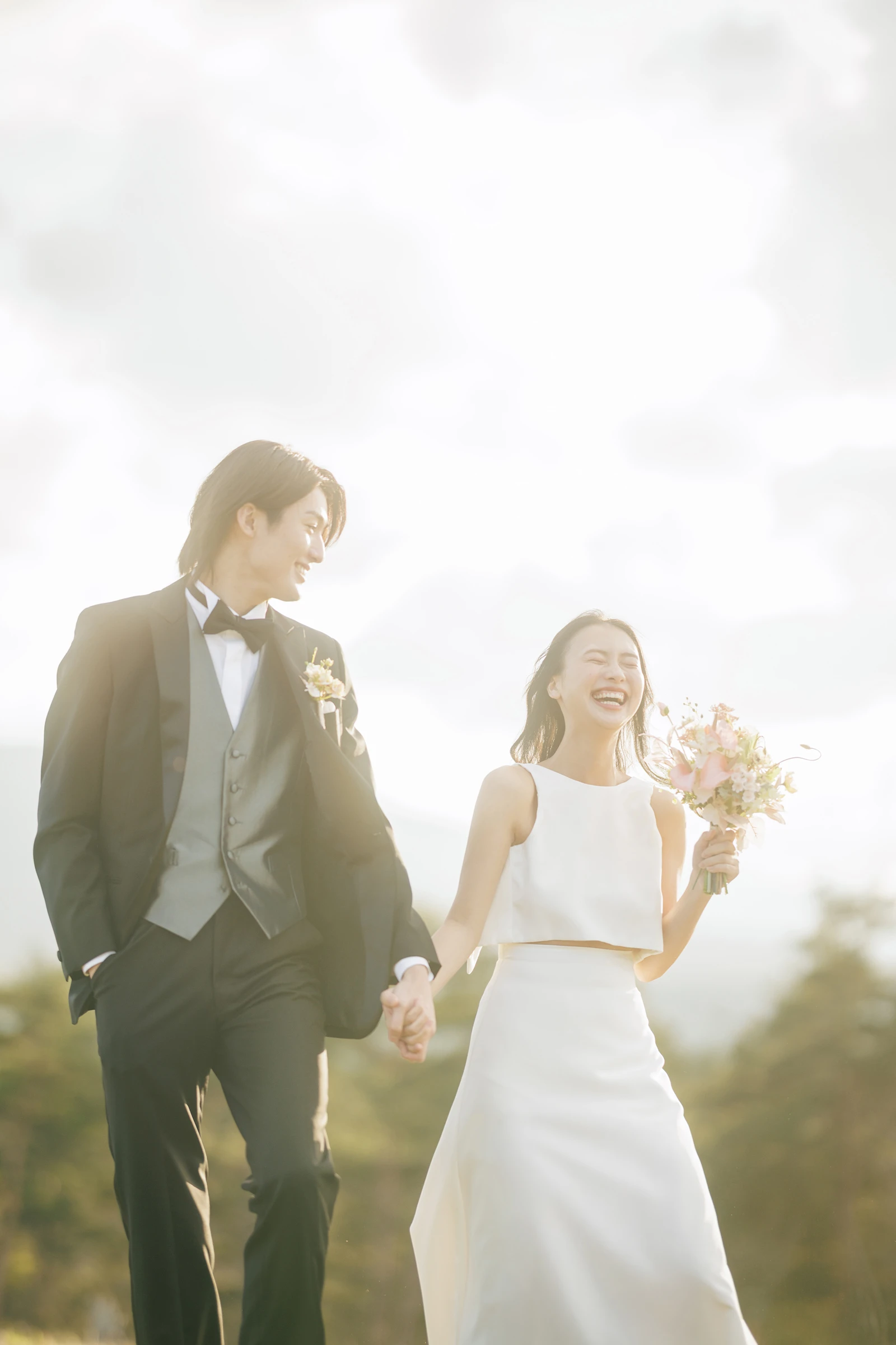 写真：洋装 山岳の麓