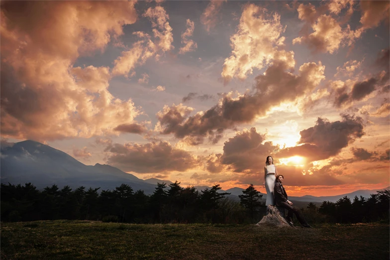 写真：洋装 山岳の麓