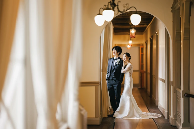 写真：洋装 屋内