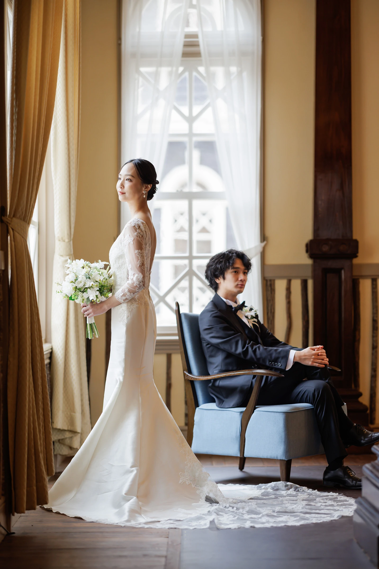 写真：洋装 屋内