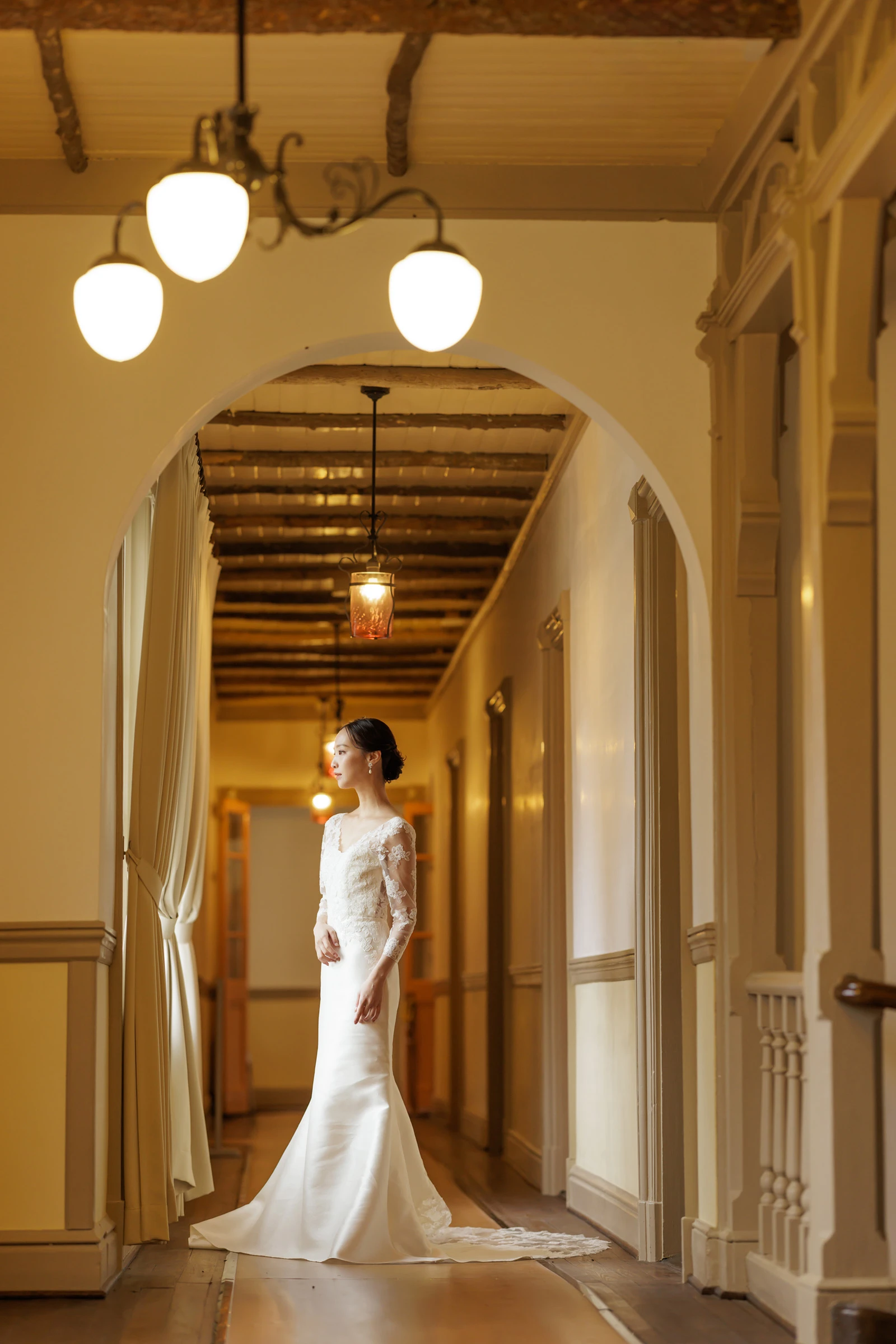 写真：洋装 屋内