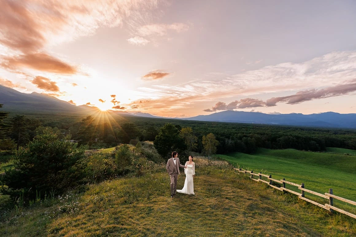 写真: 山岳の麓