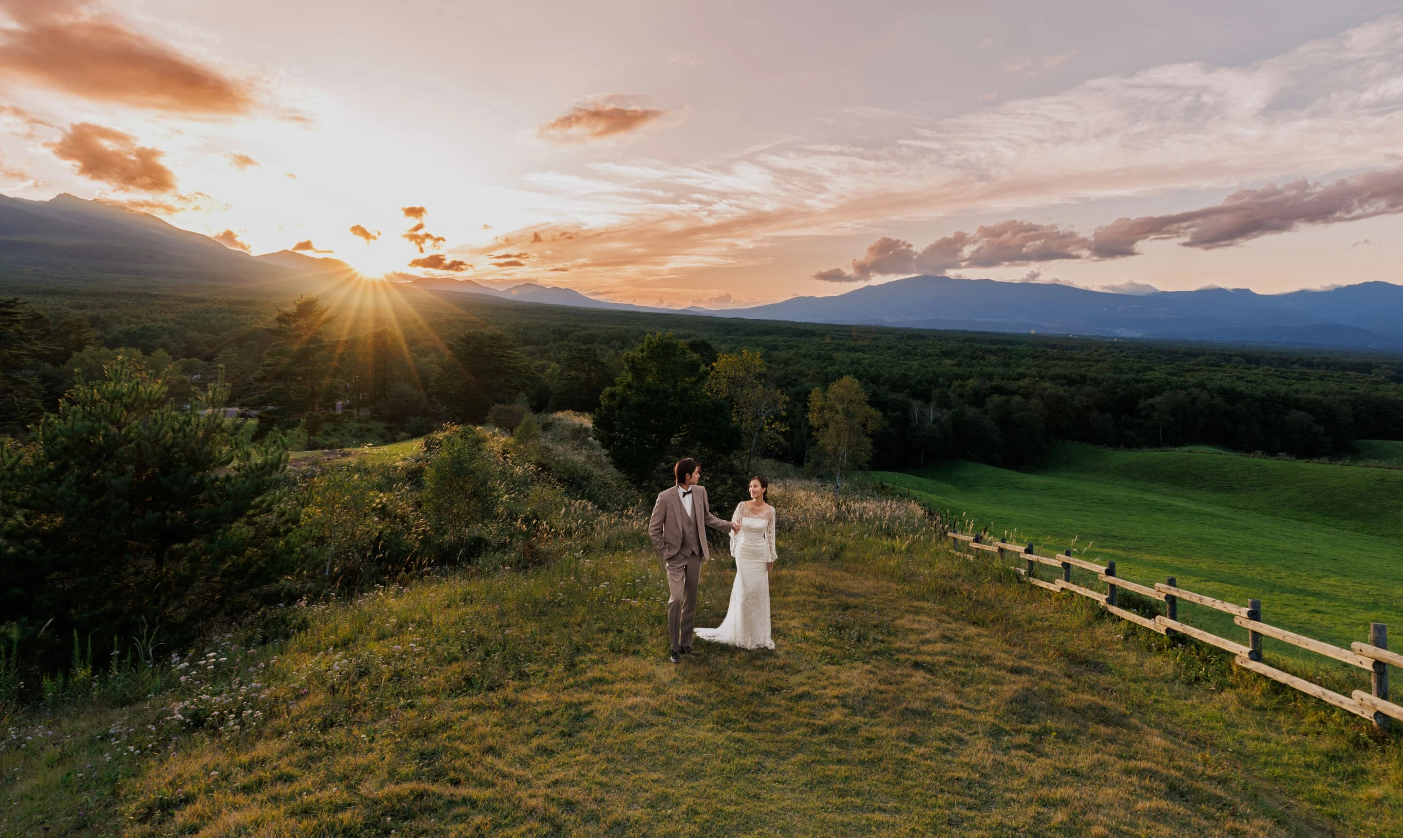 写真：山岳の麓でのロケーションフォト